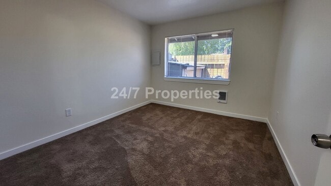 Building Photo - Remodeled 1BD I 1BA Apartment - Sandy