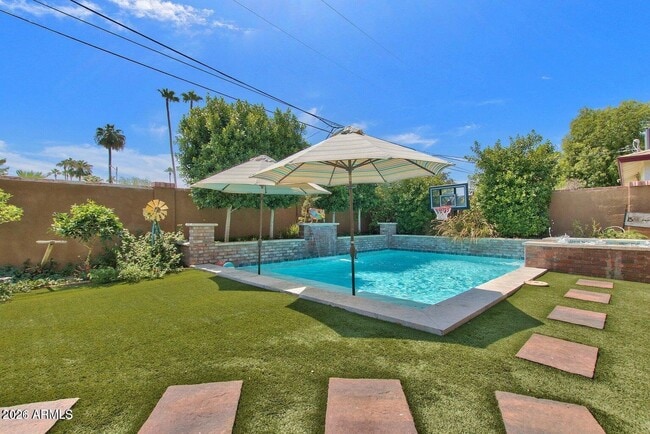 Building Photo - 6621 E 4th St