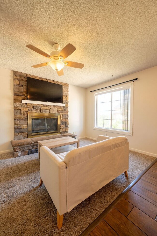 Building Photo - ***MOVE IN SPECIAL*** $500 OFF 1st MONTH'S...