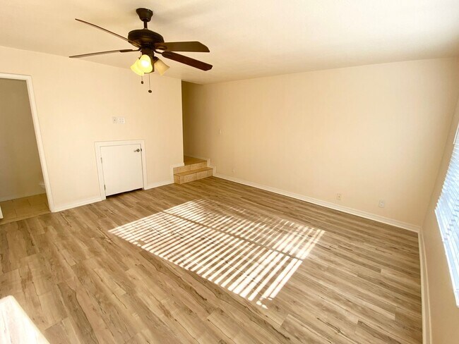 Building Photo - 2 Bedroom 1.5 Bath Townhouse in Fountain Hills