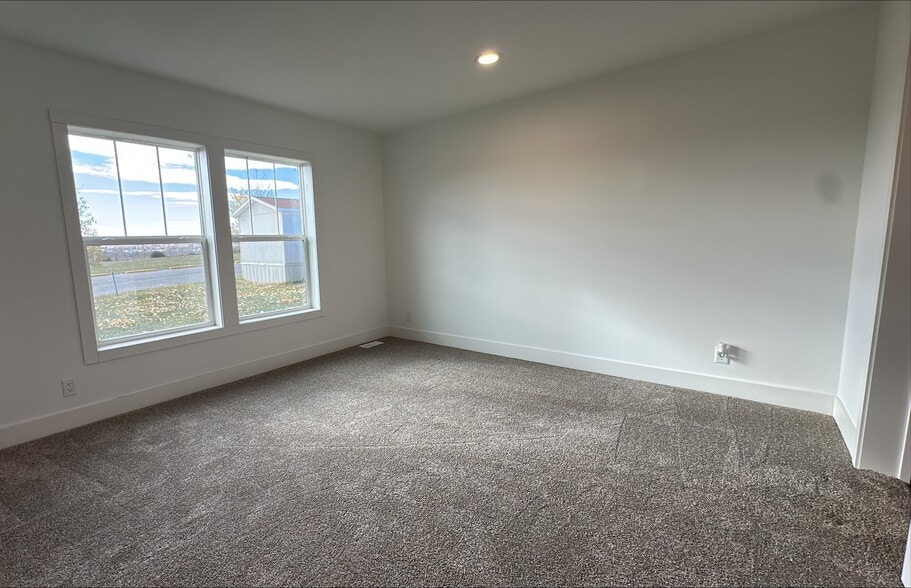 Building Photo - 6 Lapin St