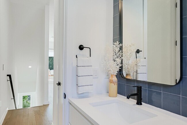 Building Photo - 410 W Alpine Rd