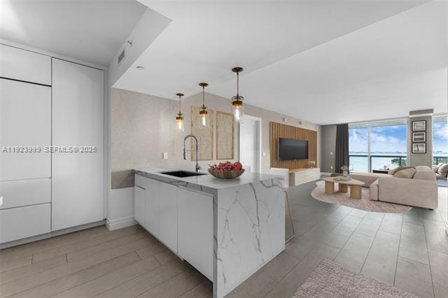 Building Photo - 10 Venetian Way