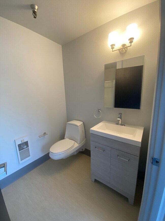 Building Photo - ALL UTILITIES INCLUDED in this 1 bed 1 bat...