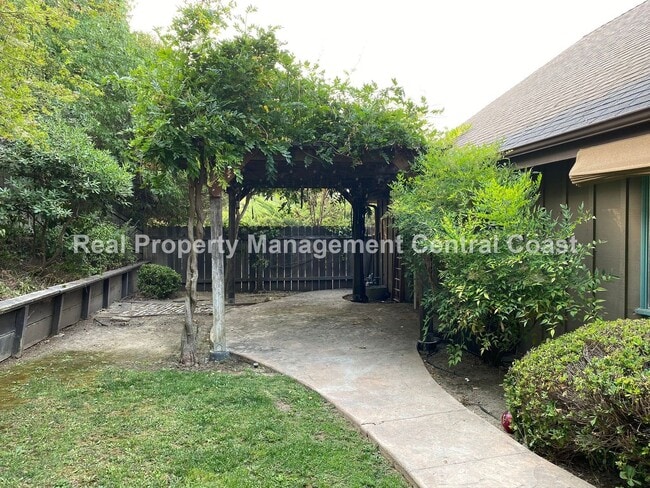 Building Photo - AVAILABLE SEPTEMBER - Nice Home in Atascad...