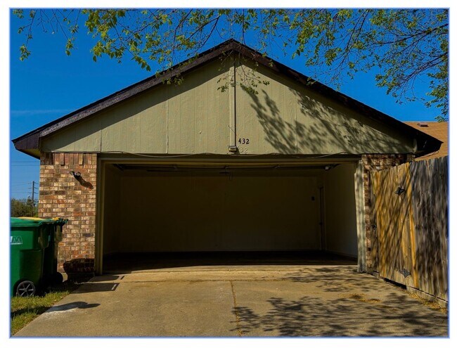 Building Photo - Beautiful 3 Bed / 2 Bath Home with Two Living Areas and Fenced Yard in Cedar Hill | AVAILABLE NOW
