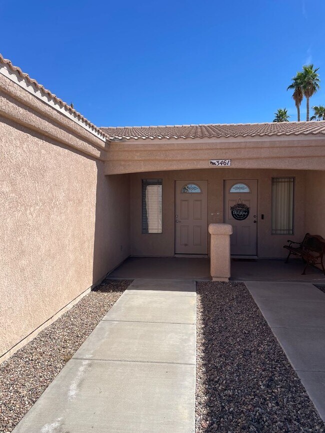 Building Photo - Move in ready, Call for a showing.