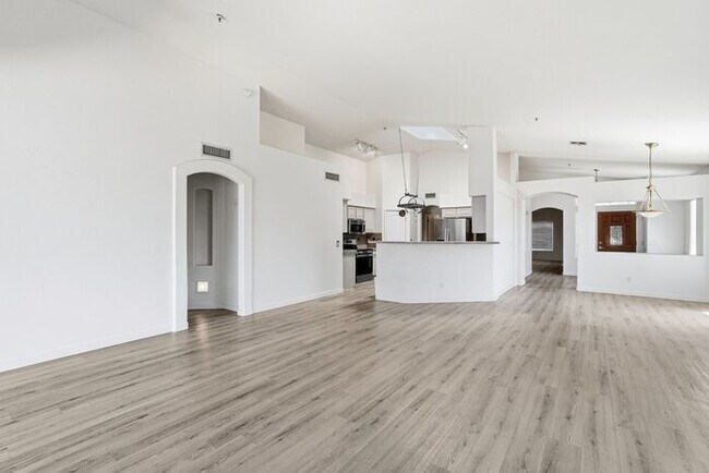 Building Photo - 4 Bed 2 Bath House with a pool!