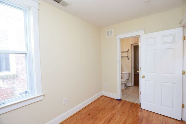 Building Photo - 1400 Bainbridge St