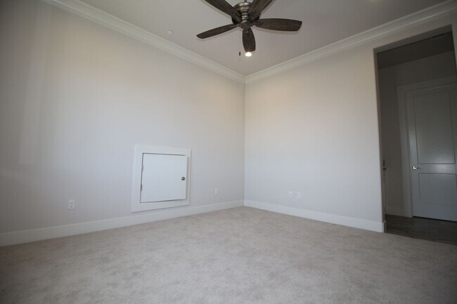 Building Photo - 2104 E Las Palmas Dr