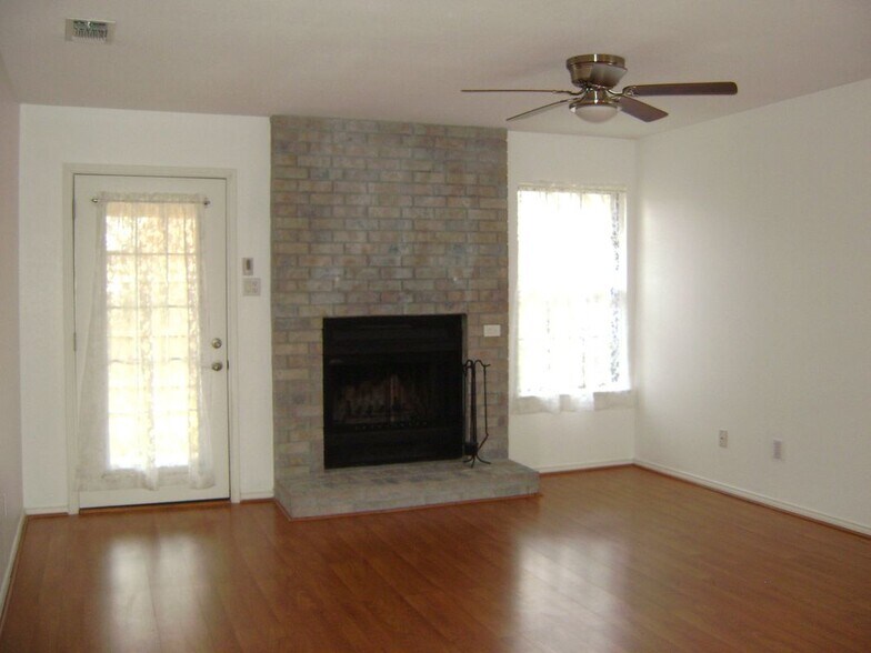 Building Photo - 1714 Redbud Ln