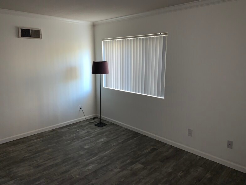 Building Photo - 7445 Charmant Dr