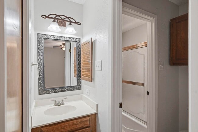 Building Photo - 1906 Hillingway St