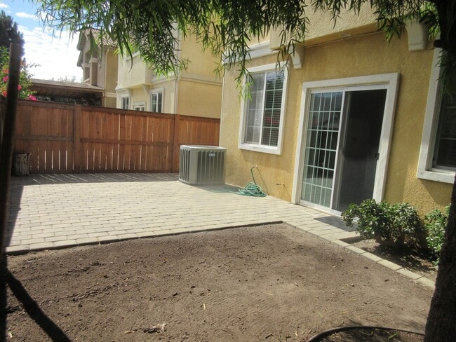 Building Photo - Wonderful 3 bedroom, 2.5 bath townhome on ...