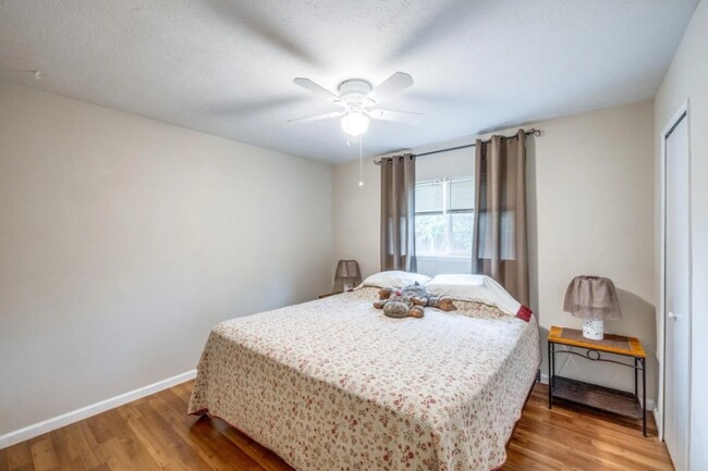 Building Photo - 3614 Pinoak Dr