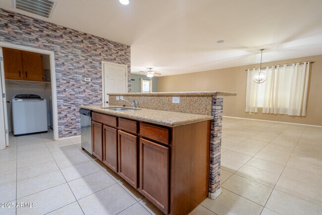 Building Photo - 18433 W Sunnyslope Ln
