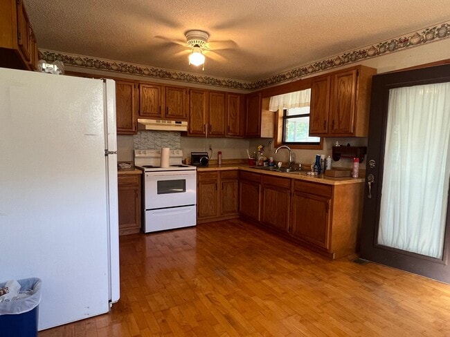Building Photo - 2 bedroom, 1.5full bath House for rent on ...