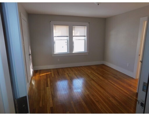 Building Photo - 483 Newport Ave
