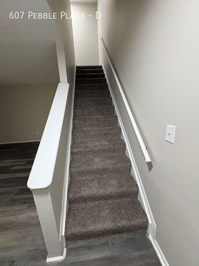 Building Photo - 607 Pebble Pl Dr