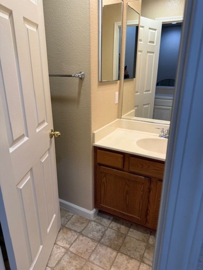 Building Photo - Gorgeous Natomas Condo