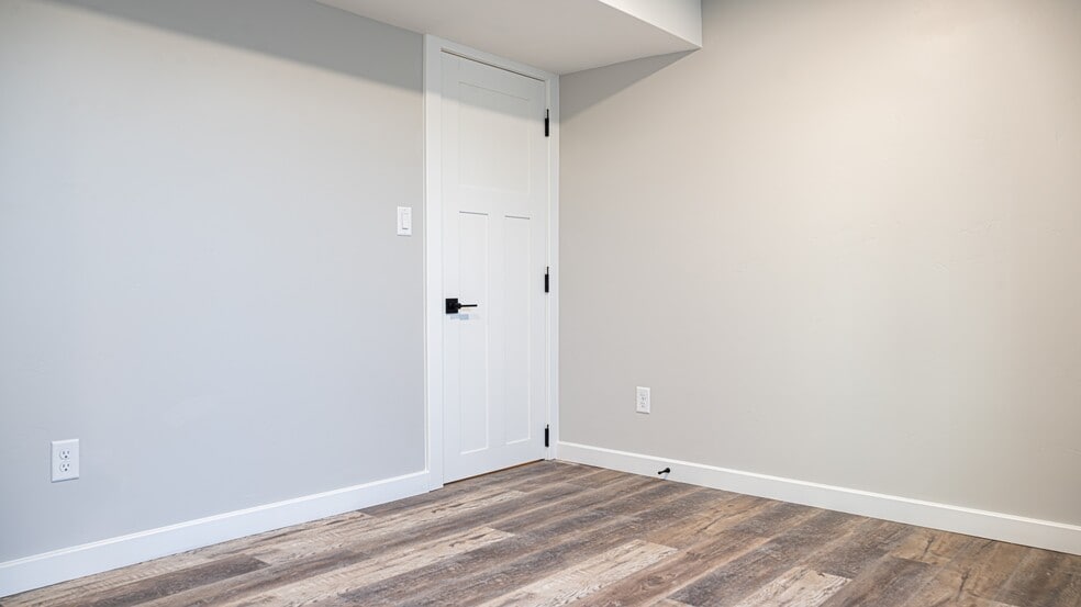 Building Photo - 3250 Midway Ave