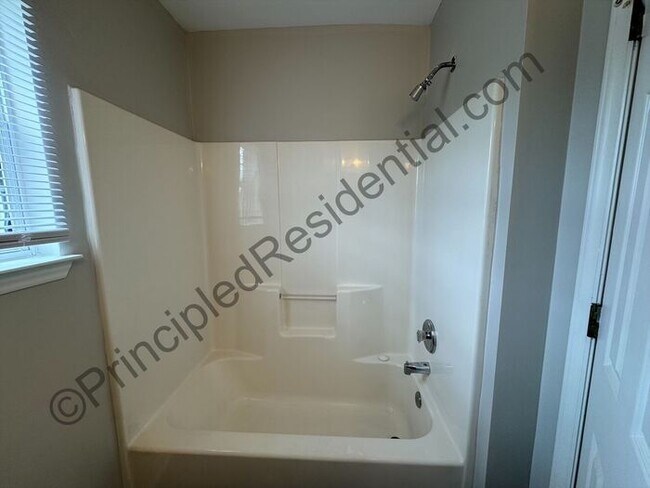 Building Photo - Charming 3 bedroom 2 bathroom home in Char...