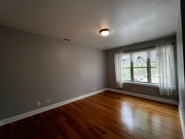 Building Photo - 2707 W Glenlake Ave