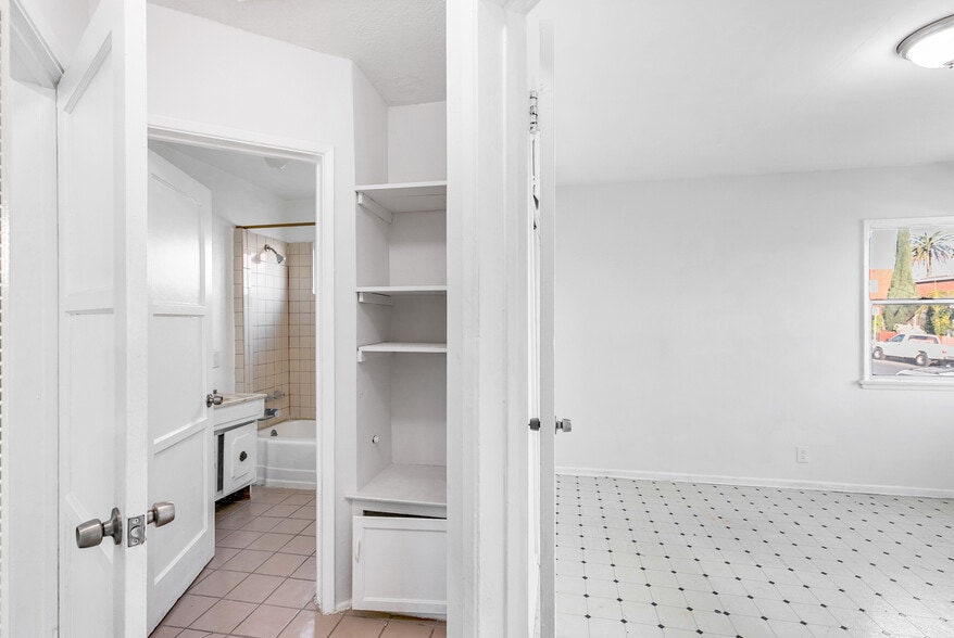 Building Photo - 725 Spence St