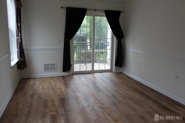 Building Photo - 611 Doral Ct