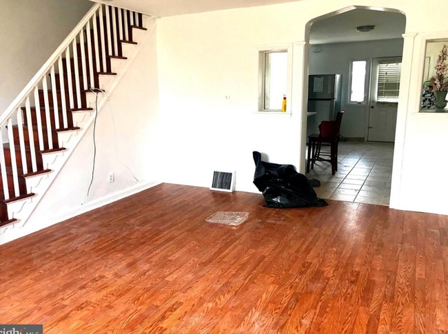 Building Photo - 3B1B Row House Northeast Philly available July 1st
