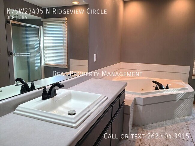 Building Photo - N75W23435 N Ridgeview Cir