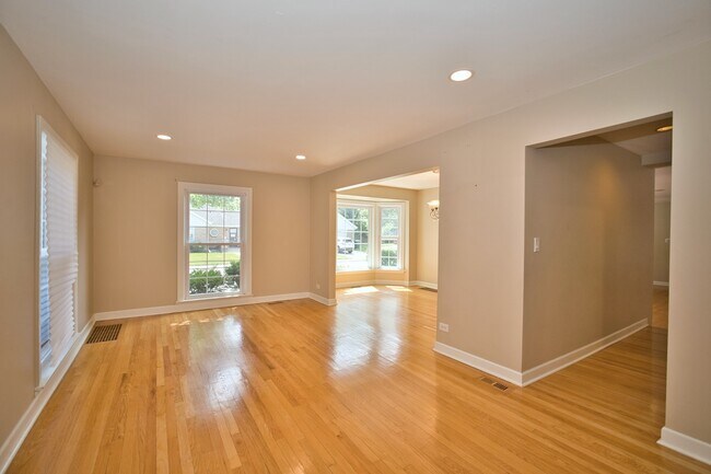 Building Photo - 6700 N Monticello Ave