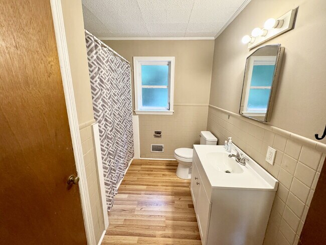 Building Photo - 3 bedroom, 1.5 bathroom single family home