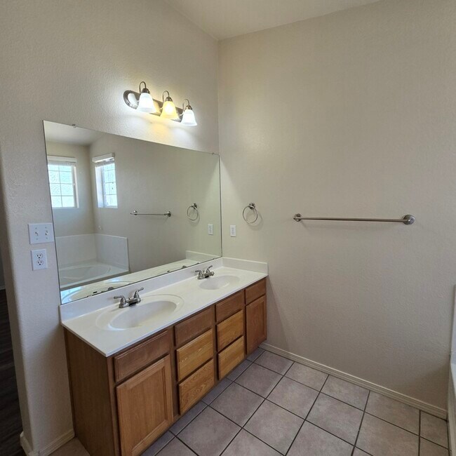 Building Photo - 669 Sunny Meadows Dr