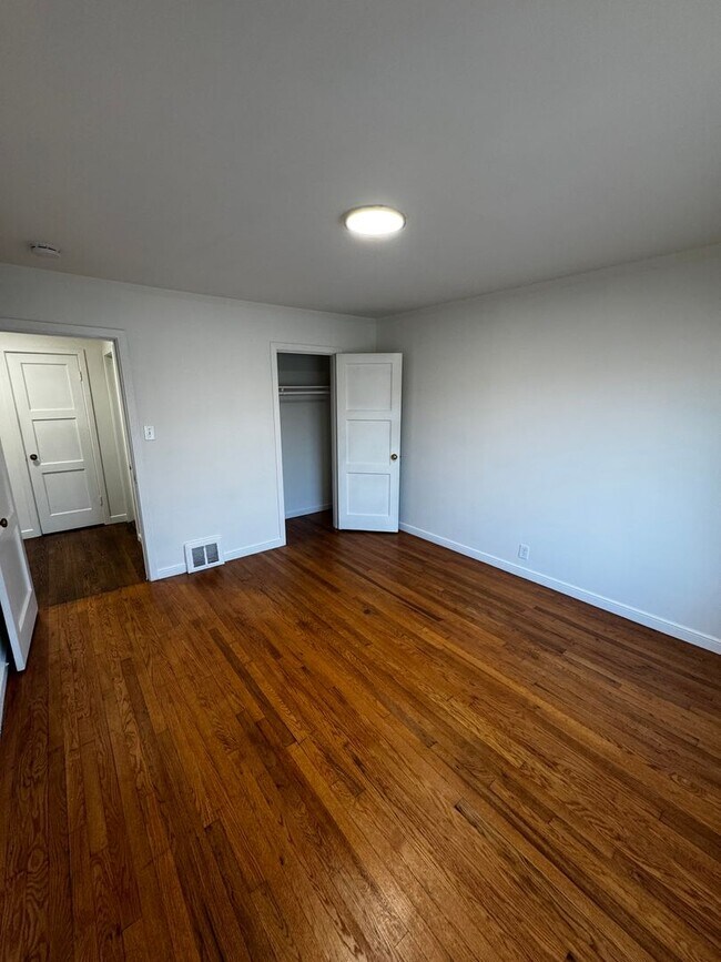 Building Photo - 227-231 Mosswood Way