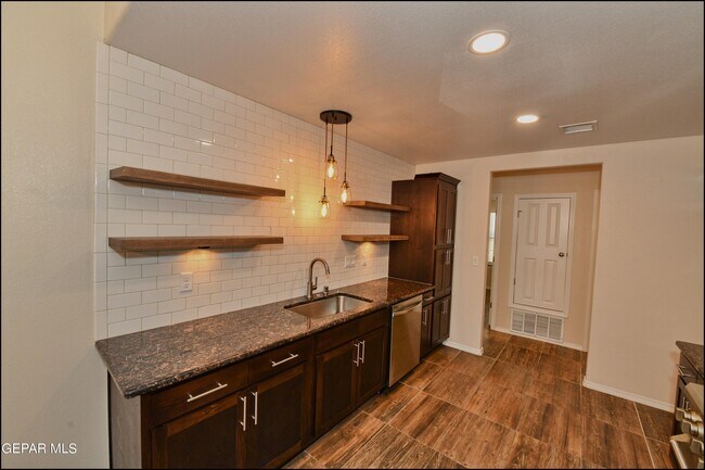 Building Photo - 12060 Mesquite Thorn Dr