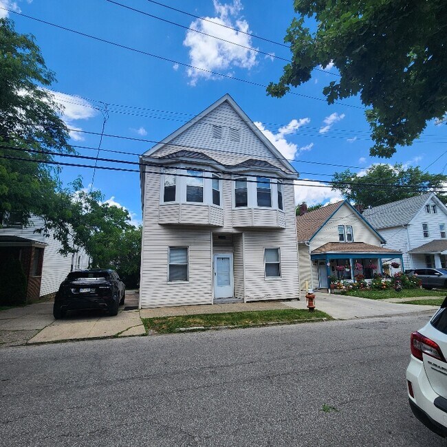 Building Photo - 3020 Searsdale Ave