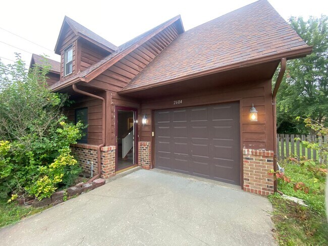 Building Photo - Sunflower 2604-2606