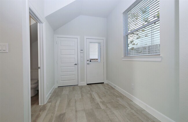 Building Photo - 506 W Donovan St