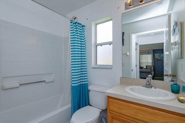 Building Photo - Call Ed for showings (352) 217-0284