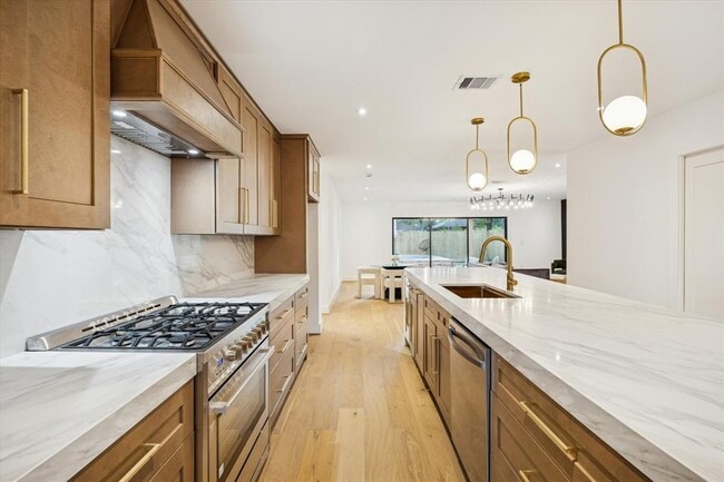 Building Photo - 1611 Ridgehaven Dr