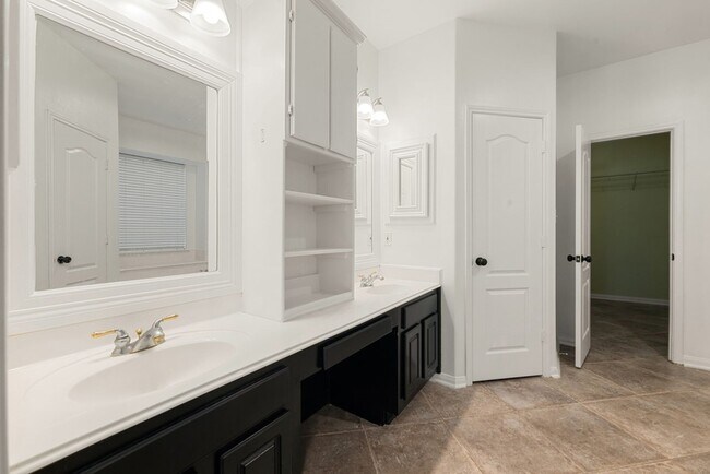 Building Photo - 14910 Lake Woodbridge Ct
