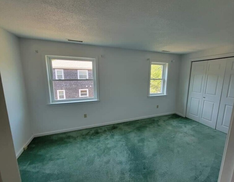 Building Photo - 6 Harbor Hill Dr