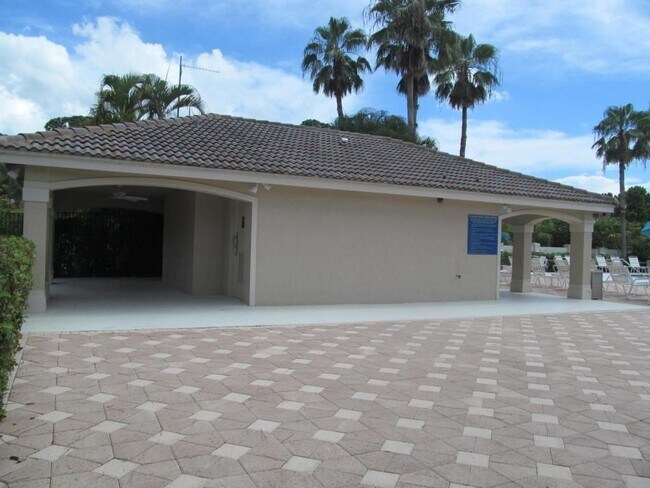 Building Photo - Golf  Pool Beach Sports Lovers Paradise 3/2.5