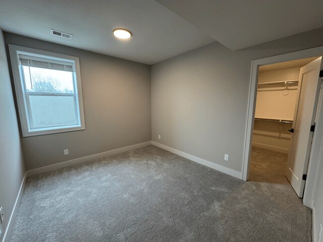 Building Photo - 1401 SW Winthrop Dr