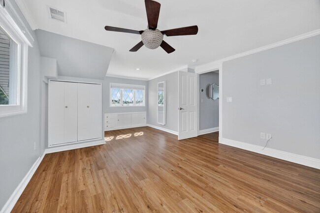 Building Photo - Beautifully updated 3-bedroom, 2.5-bathroom Craftsman in the heart of South Park