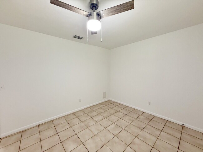 Building Photo - Newly Renovated 1-Bedroom Apartment w/ Water Included!