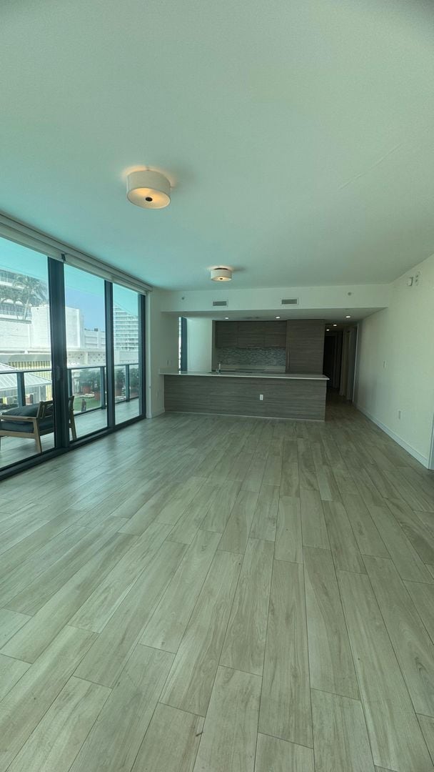 Building Photo - Amazing 3 bedrooms-3baths corner unit.