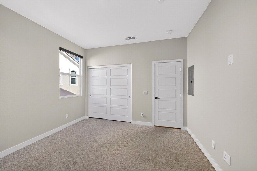 Building Photo - 346 Chorus