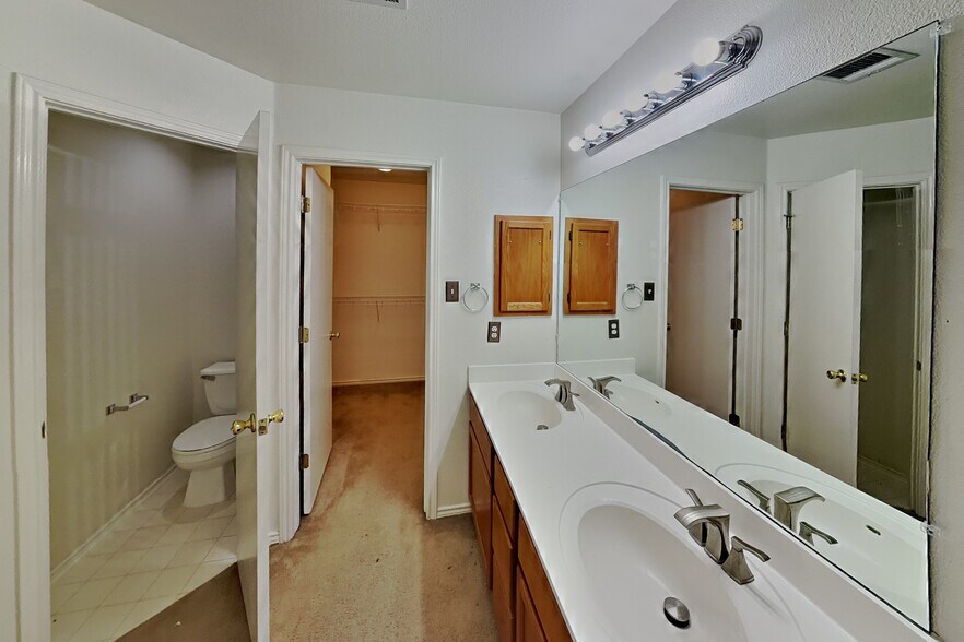 Building Photo - 4611 Echo Lake Dr